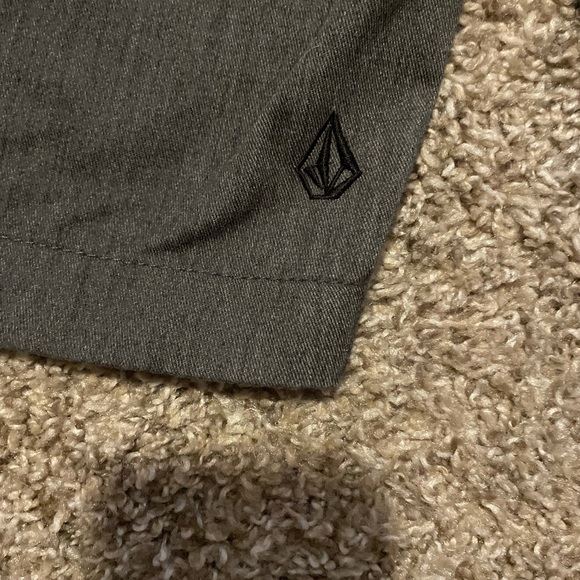 Men’s volcom shorts - Picture 3 of 3